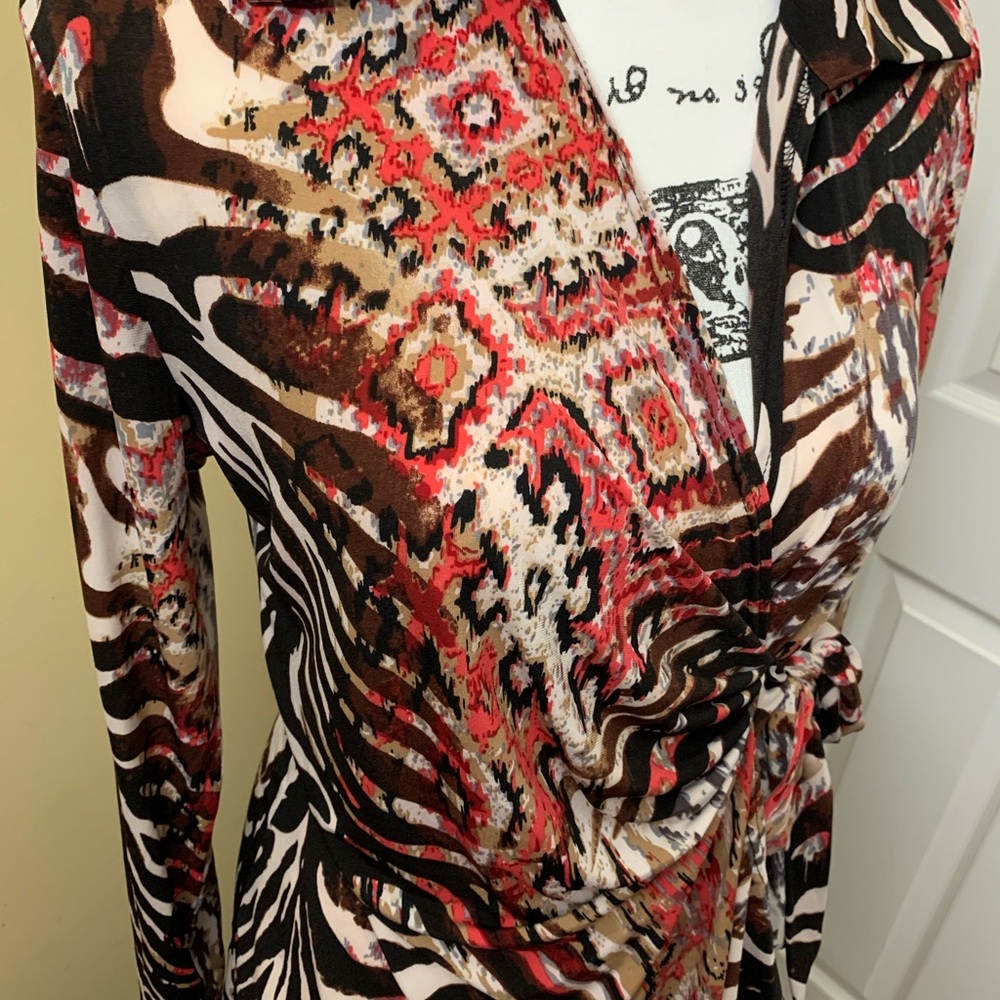 NWT STYLISH Animal Print Flattering Red blk wht blouse top! (notX n bundl sale) - Picture 4 of 10